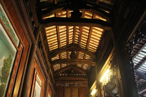 "Nhà trăm cột" có kết cấu theo kiểu nhà rường, một kiểu kiến trúc vững chắc mang đậm phong cách Huế xưa