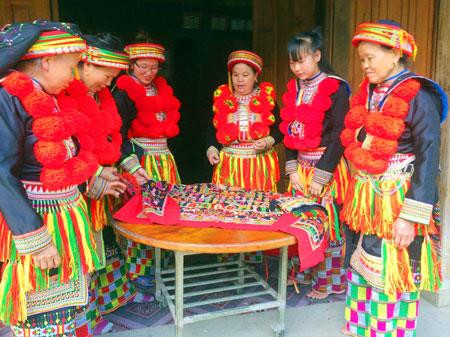 Trang phục truyền thống của người Dao đỏ ở Bắk Kạn. Ảnh: baobackan.org.vn Trang phục truyền thống của người Dao đỏ ở Bắk Kạn. Ảnh: baobackan.org.vn