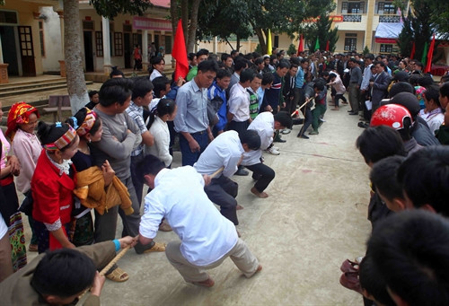 Thi đấu kéo co trong ngày hội Xuân. Thi đấu kéo co trong ngày hội Xuân.