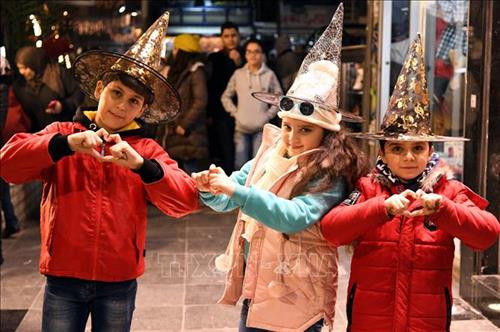Trẻ em Syria chờ đón giờ khắc Giao thừa, bước sang Năm mới tại Damascus tối 31/12/2018. Ảnh: THX/TTXVN