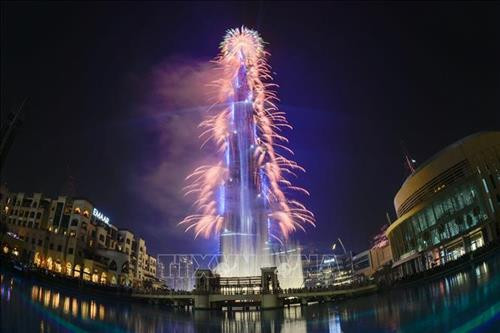 Màn pháo hoa rực rỡ sắc màu trên Tòa tháp cao nhất thế giới Burj Khalifah ở Dubai, Các tiểu vương quốc Arab thống nhất (UAE) thời khắc Giao thừa, bước sang Năm mới, ngày 1/1/2019. Ảnh: THX/TTXVN