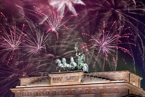 Màn pháo hoa rực rỡ trên Cổng Brandenburg, thủ đô Berlin, Đức thời khắc Giao thừa, bước sang Năm mới, ngày 1/1/2019. Ảnh: AFP/TTXVN