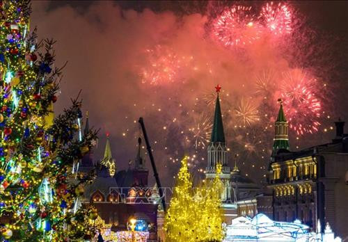 Màn pháo hoa bừng sáng trên Điện Kremlin, thủ đô Moskva, Nga thời khắc Giao thừa, bước sang Năm mới, ngày 1/1/2019. Ảnh: THX/TTXVN