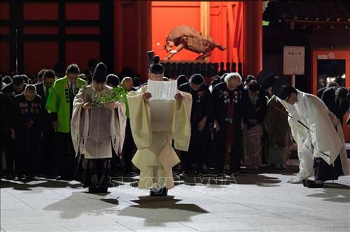 Đúng thời khắc giao thừa, các ngôi đền và chùa ở Nhật Bản đồng loạt đánh 108 tiếng chuông. Trong ảnh: Người dân đi lễ tại đền Kanda Myojin ở Tokyo, Nhật Bản ngày 1/1/2019. Ảnh: AFP/TTXVN