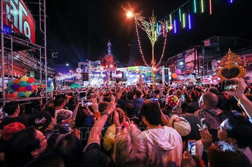 Người dân đón Năm mới tại Chiang Rai, Thái Lan đêm 31/12/2018. Ảnh: THX/TTXVN