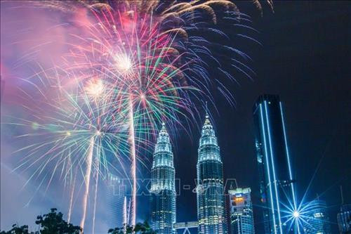Malaysia rực rỡ trong ánh sáng huyền ảo của pháo hoa mừng Năm mới 2019 gần Tòa tháp đôi ở Kuala Lumpur, ngày 1/1/2019. Ảnh: THX/TTXVN