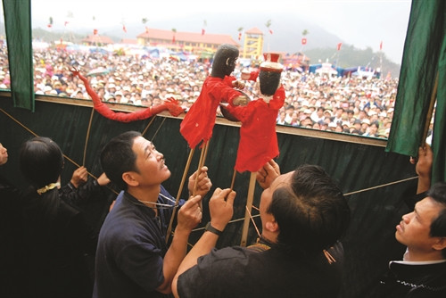 Các buổi biểu diễn rối Tày thường thu hút đông đảo đồng bào đến xem Các buổi biểu diễn rối Tày thường thu hút đông đảo đồng bào đến xem