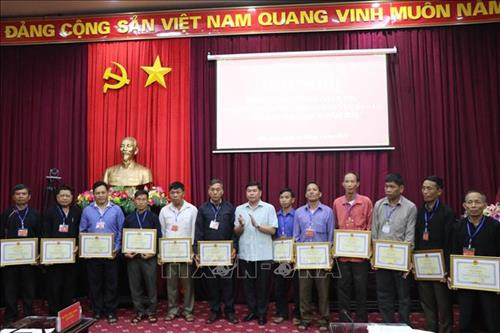 Trao Bằng khen của Chủ tịch UBND tỉnh cho 40 đại biểu vì những công lao đóng góp trong thời gian qua. Ảnh: Vũ Hoàng Giang - TTXVN