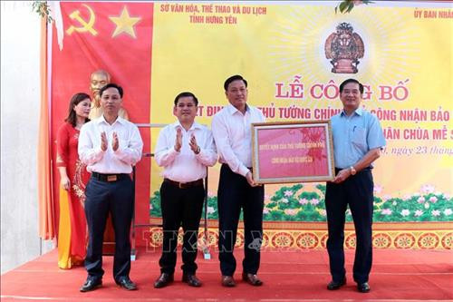 Phó Chủ tịch Thường trực UBND tỉnh Hưng Yên trao quyết định của Thủ tướng Chính phủ công nhận Bảo vật Quốc gia Tượng Phật Quan âm Thiên thủ Thiên nhãn Chùa Mễ Sở cho UBND xã Mễ Sở. Ảnh: Phạm Kiên - TTXVN Phó Chủ tịch Thường trực UBND tỉnh Hưng Yên trao quyết định của Thủ tướng Chính phủ công nhận Bảo vật Quốc gia Tượng Phật Quan âm Thiên thủ Thiên nhãn Chùa Mễ Sở cho UBND xã Mễ Sở. Ảnh: Phạm Kiên - TTXVN