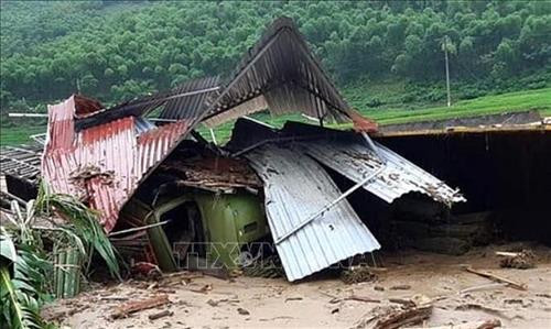 Nhà dân tại xã Na Mèo, huyện Quan Sơn, tỉnh Thanh Hóa bị hư hỏng sau lũ. Ảnh: TTXVN phát Nhà dân tại xã Na Mèo, huyện Quan Sơn, tỉnh Thanh Hóa bị hư hỏng sau lũ. Ảnh: TTXVN phát