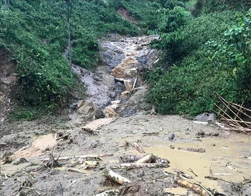 Một điểm sạt lở trên tuyến đường lên huyện biên giới Mường Lát. Ảnh: Nguyễn Nam – TTXVN Một điểm sạt lở trên tuyến đường lên huyện biên giới Mường Lát. Ảnh: Nguyễn Nam – TTXVN