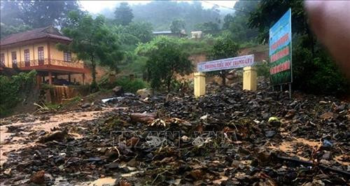 Mưa bão gây sạt lở đất vào tới tận trường Tiểu học xã Trung Lý, huyện biên giới Mường Lát. Ảnh: Nguyễn Nam - TTXVN Mưa bão gây sạt lở đất vào tới tận trường Tiểu học xã Trung Lý, huyện biên giới Mường Lát. Ảnh: Nguyễn Nam - TTXVN