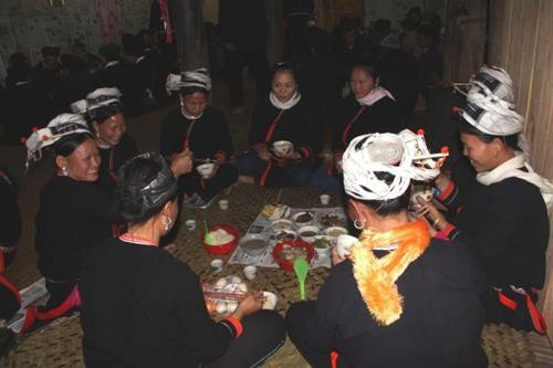 Dân tộc Sán Chỉ thường sống tập trung thành xóm nhỏ ở các vùng núi cao. Nhà sàn 4 mái vững trãi - kiểu dáng đặc trưng về nhà ở của dân tộc Sán Chỉ. Ngô, thóc sau thu hoạch được treo lên sào để bao quản. Sàn nhà là nơi phơi nông sản, đồng thời cũng là điểm vui chơi của trẻ nhỏ. Phụ nữ Sán Chỉ mặc trang phục truyền thống trong sinh hoạt hằng ngày. Phụ nữ có thêm khăn đội đầu khi lao động Nam giới mặc áo chàm ngắn, đầu quấn khăn Các em nhỏ Sán Chỉ tròng trang phục truyền thống Mẹ địu con Những người phụ nữ Sán Chỉ cũng làm công việc nặng nhọc. Trang phục dịp lễ, tết của người Sán Chỉ rực rỡ Một thủ tục trong đám cưới của người Sán Chỉ. Người Sán Chỉ rất hiếu khách, dù lạ cũng như quen. Người Sán Chỉ có tính cố kết cộng đồng rất cao. Dân tộc Sán Chỉ thường sống tập trung thành xóm nhỏ ở các vùng núi cao. Nhà sàn 4 mái vững trãi - kiểu dáng đặc trưng về nhà ở của dân tộc Sán Chỉ. Ngô, thóc sau thu hoạch được treo lên sào để bao quản. Sàn nhà là nơi phơi nông sản, đồng thời cũng là điểm vui chơi của trẻ nhỏ. Phụ nữ Sán Chỉ mặc trang phục truyền thống trong sinh hoạt hằng ngày. Phụ nữ có thêm khăn đội đầu khi lao động Nam giới mặc áo chàm ngắn, đầu quấn khăn Các em nhỏ Sán Chỉ tròng trang phục truyền thống Mẹ địu con Những người phụ nữ Sán Chỉ cũng làm công việc nặng nhọc. Trang phục dịp lễ, tết của người Sán Chỉ rực rỡ Một thủ tục trong đám cưới của người Sán Chỉ. Người Sán Chỉ rất hiếu khách, dù lạ cũng như quen. Người Sán Chỉ có tính cố kết cộng đồng rất cao.