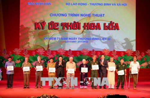 Đồng chí Phạm Bình Minh, Ủy viên Bộ Chính trị, Phó Thủ tướng Chính phủ, Bộ trưởng Bộ Ngoại giao và đồng chí Đào Ngọc Dung, Ủy viên TW Đảng, Bộ trưởng Bộ Lao động - Thương binh và Xã hội trao quà cho 10 gia đình chính sách có hoàn cảnh khó khăn tại Chương trình. Ảnh: Anh Tuấn – TTXVN Đồng chí Phạm Bình Minh, Ủy viên Bộ Chính trị, Phó Thủ tướng Chính phủ, Bộ trưởng Bộ Ngoại giao và đồng chí Đào Ngọc Dung, Ủy viên TW Đảng, Bộ trưởng Bộ Lao động - Thương binh và Xã hội trao quà cho 10 gia đình chính sách có hoàn cảnh khó khăn tại Chương trình. Ảnh: Anh Tuấn – TTXVN