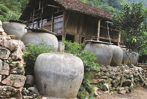 Đồng bào sử dụng lu để tích nước phục vụ nhu cầu sinh hoạt, ăn uống hàng ngày Đồng bào sử dụng lu để tích nước phục vụ nhu cầu sinh hoạt, ăn uống hàng ngày