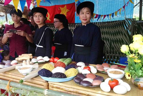 Thi ẩm thực tại Lễ hội với nhiều món ăn truyền thống đặc sắc của đồng bào dân tộc Tày Cao Bằng. Ảnh: Quốc Đạt - TTXVN