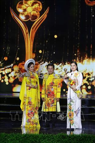 Nữ diễn viên hài Lâm Vỹ Dạ đoạt giải thưởng Mai Vàng 2019 ở thể loại hài kịch. Ảnh: Thanh Vũ - TTXVN