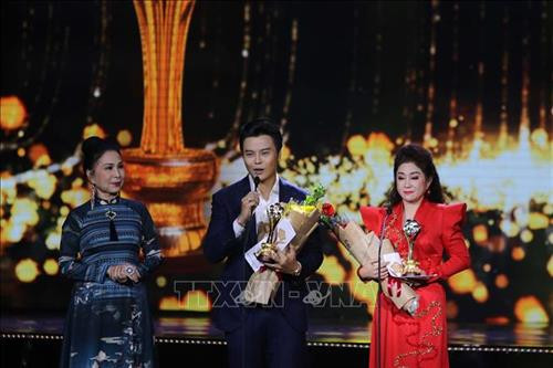 Nam diễn viên Võ Minh Lâm, nữ diễn viên Thoại Mỹ đoạt giải thưởng Mai Vàng 2019 ở thể loại sân khấu. Ảnh: Thanh Vũ - TTXVN