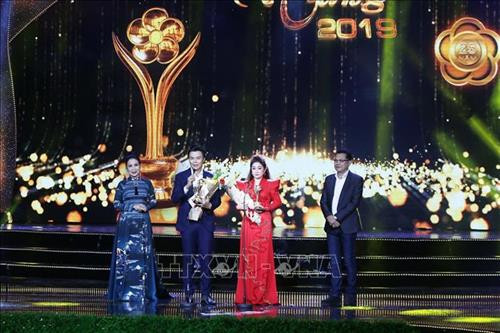Nam diễn viên Võ Minh Lâm, nữ diễn viên Thoại Mỹ đoạt giải thưởng Mai Vàng 2019 ở thể loại sân khấu. Ảnh: Thanh Vũ - TTXVN