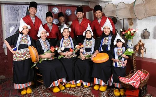 Nằm tại Lisse, một thị trấn nhỏ ở phía nam thủ đô Amsterdam, công viên Keukennhof còn được biết đến là "vườn châu Âu". Đây là vườn hoa lớn nhất thế giới với diện tích khoảng 32 ha và bảy triệu bông hoa tuy-líp thuộc 100 giống khác nhau. Ảnh: nhandan.com.vn Nằm tại Lisse, một thị trấn nhỏ ở phía nam thủ đô Amsterdam, công viên Keukennhof còn được biết đến là "vườn châu Âu". Đây là vườn hoa lớn nhất thế giới với diện tích khoảng 32 ha và bảy triệu bông hoa tuy-líp thuộc 100 giống khác nhau Đối với mỗi người dân Hà Lan, cối xay gió đã tạo nên đất nước của họ. Đây là niềm tự hào không gì sánh nổi và Kinderdijk là một trong những nơi lưu giữ tốt nhất của niềm tự hào ấy. Người ta gọi Kinderdijk là ngôi làng cối xay gió, bởi nơi đây tập hợp các cối xay gió mang nhiều giá trị lịch sử nhất tại Hà Lan. Hệ thống cối xay gió của làng Kinderdijk được UNESCO công nhận là di sản thế giới vào năm 1997.. Ảnh: nhandan.com.vn Cách Amsterdam khoảng 20 km, làng Zaanse Schans là một quần thể văn hóa gồm nhiều cối xay gió cổ và những bảo tàng lưu giữ các nét văn hóa truyền thống của người Hà Lan.. Ảnh: nhandan.com.vn Cung điện Hoàng gia tại Amsterdam vô cùng cổ kính, nguy nga và tráng lệ. Công trình này bảo tồn nhiều di sản quý giá và những tác phẩm điêu khắc bậc thầy của Hà Lan. Ảnh: nhandan.com.vn Làng Giethoorn không hề có một con đường nào, phương tiện chủ yếu để di chuyển là thuyền. Hàng trăm cây cầu bắc qua các tuyến đường thủy, kết nối những ngôi nhà với nhau, các kênh rạch cũng dẫn đến phòng trưng bày nghệ thuật và cửa hàng lưu niệm.. Ảnh: nhandan.com.vn Những ngôi nhà sắc màu trên hồ Reitdiephaven ở TP Groningen từ lâu đã trở thành một trong những điểm đến hút khách nhất tại Hà Lan, đặc biệt là đối tượng giới trẻ. Ảnh: nhandan.com.vn Bộ trang phục của phụ nữ Hà Lan xuất hiện trong chương trình quảng cáo Sữa cô gái Hà Lan gắn liền với tuổi thơ của không ít thế hệ người Việt Nam. Khi nói đến trang phục của người Hà Lan, không thể bỏ qua những đôi giày gỗ xinh xắn. Nguồn gốc của những đôi giày gỗ (hay guốc gỗ) xuất phát từ việc phần lớn đất liền Hà Lan đều nằm ngang hoặc thấp hơn mực nước biển cho nên đất nông nghiệp thường bị ngập úng, vào mùa đông thì nước ứ đọng sẽ bị đóng băng. Do đó, người Hà Lan nảy ra ý tưởng sáng chế những đôi giày gỗ giúp di chuyển dễ dàng, giữ chân khô ráo, đặc biệt là mùa đông thì ấm, mùa hè thì mát, thậm chí vào ngày đông khi trời quá lạnh người dùng có thể lót thêm rơm vào giày cho ấm và êm chân. Đôi giày gỗ cũng giúp những người vắt sữa bò bảo vệ đôi chân của họ không bị bò giẫm lên.... Ảnh: nhandan.com.vn Người hâm mộ Hà Lan mặc trang phục của đội tuyển bóng đá quốc gia "Cơn lốc mầu da cam". Ảnh: nhandan.com.vn Ở Hà Lan có đầy đủ phương tiện giao thông hiện đại nhưng xe đạp vẫn là sự lựa chọn phổ biến nhất. Những chiếc xe đạp xuất hiện trên đường phố Hà Lan tạo nên một không gian thanh bình và thư thả. Đạp xe đi khám phá những ngóc ngách của đất nước này chắc chắn sẽ là trải nghiệm khó quên đối với du khách.. Ảnh: nhandan.com.vn Nằm tại Lisse, một thị trấn nhỏ ở phía nam thủ đô Amsterdam, công viên Keukennhof còn được biết đến là "vườn châu Âu". Đây là vườn hoa lớn nhất thế giới với diện tích khoảng 32 ha và bảy triệu bông hoa tuy-líp thuộc 100 giống khác nhau. Ảnh: nhandan.com.vn Nằm tại Lisse, một thị trấn nhỏ ở phía nam thủ đô Amsterdam, công viên Keukennhof còn được biết đến là "vườn châu Âu". Đây là vườn hoa lớn nhất thế giới với diện tích khoảng 32 ha và bảy triệu bông hoa tuy-líp thuộc 100 giống khác nhau Đối với mỗi người dân Hà Lan, cối xay gió đã tạo nên đất nước của họ. Đây là niềm tự hào không gì sánh nổi và Kinderdijk là một trong những nơi lưu giữ tốt nhất của niềm tự hào ấy. Người ta gọi Kinderdijk là ngôi làng cối xay gió, bởi nơi đây tập hợp các cối xay gió mang nhiều giá trị lịch sử nhất tại Hà Lan. Hệ thống cối xay gió của làng Kinderdijk được UNESCO công nhận là di sản thế giới vào năm 1997.. Ảnh: nhandan.com.vn Cách Amsterdam khoảng 20 km, làng Zaanse Schans là một quần thể văn hóa gồm nhiều cối xay gió cổ và những bảo tàng lưu giữ các nét văn hóa truyền thống của người Hà Lan.. Ảnh: nhandan.com.vn Cung điện Hoàng gia tại Amsterdam vô cùng cổ kính, nguy nga và tráng lệ. Công trình này bảo tồn nhiều di sản quý giá và những tác phẩm điêu khắc bậc thầy của Hà Lan. Ảnh: nhandan.com.vn Làng Giethoorn không hề có một con đường nào, phương tiện chủ yếu để di chuyển là thuyền. Hàng trăm cây cầu bắc qua các tuyến đường thủy, kết nối những ngôi nhà với nhau, các kênh rạch cũng dẫn đến phòng trưng bày nghệ thuật và cửa hàng lưu niệm.. Ảnh: nhandan.com.vn Những ngôi nhà sắc màu trên hồ Reitdiephaven ở TP Groningen từ lâu đã trở thành một trong những điểm đến hút khách nhất tại Hà Lan, đặc biệt là đối tượng giới trẻ. Ảnh: nhandan.com.vn Bộ trang phục của phụ nữ Hà Lan xuất hiện trong chương trình quảng cáo Sữa cô gái Hà Lan gắn liền với tuổi thơ của không ít thế hệ người Việt Nam. Khi nói đến trang phục của người Hà Lan, không thể bỏ qua những đôi giày gỗ xinh xắn. Nguồn gốc của những đôi giày gỗ (hay guốc gỗ) xuất phát từ việc phần lớn đất liền Hà Lan đều nằm ngang hoặc thấp hơn mực nước biển cho nên đất nông nghiệp thường bị ngập úng, vào mùa đông thì nước ứ đọng sẽ bị đóng băng. Do đó, người Hà Lan nảy ra ý tưởng sáng chế những đôi giày gỗ giúp di chuyển dễ dàng, giữ chân khô ráo, đặc biệt là mùa đông thì ấm, mùa hè thì mát, thậm chí vào ngày đông khi trời quá lạnh người dùng có thể lót thêm rơm vào giày cho ấm và êm chân. Đôi giày gỗ cũng giúp những người vắt sữa bò bảo vệ đôi chân của họ không bị bò giẫm lên.... Ảnh: nhandan.com.vn Người hâm mộ Hà Lan mặc trang phục của đội tuyển bóng đá quốc gia "Cơn lốc mầu da cam". Ảnh: nhandan.com.vn Ở Hà Lan có đầy đủ phương tiện giao thông hiện đại nhưng xe đạp vẫn là sự lựa chọn phổ biến nhất. Những chiếc xe đạp xuất hiện trên đường phố Hà Lan tạo nên một không gian thanh bình và thư thả. Đạp xe đi khám phá những ngóc ngách của đất nước này chắc chắn sẽ là trải nghiệm khó quên đối với du khách.. Ảnh: nhandan.com.vn