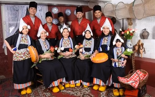 Nằm tại Lisse, một thị trấn nhỏ ở phía nam thủ đô Amsterdam, công viên Keukennhof còn được biết đến là "vườn châu Âu". Đây là vườn hoa lớn nhất thế giới với diện tích khoảng 32 ha và bảy triệu bông hoa tuy-líp thuộc 100 giống khác nhau. Ảnh: nhandan.com.vn Nằm tại Lisse, một thị trấn nhỏ ở phía nam thủ đô Amsterdam, công viên Keukennhof còn được biết đến là "vườn châu Âu". Đây là vườn hoa lớn nhất thế giới với diện tích khoảng 32 ha và bảy triệu bông hoa tuy-líp thuộc 100 giống khác nhau Đối với mỗi người dân Hà Lan, cối xay gió đã tạo nên đất nước của họ. Đây là niềm tự hào không gì sánh nổi và Kinderdijk là một trong những nơi lưu giữ tốt nhất của niềm tự hào ấy. Người ta gọi Kinderdijk là ngôi làng cối xay gió, bởi nơi đây tập hợp các cối xay gió mang nhiều giá trị lịch sử nhất tại Hà Lan. Hệ thống cối xay gió của làng Kinderdijk được UNESCO công nhận là di sản thế giới vào năm 1997.. Ảnh: nhandan.com.vn Cách Amsterdam khoảng 20 km, làng Zaanse Schans là một quần thể văn hóa gồm nhiều cối xay gió cổ và những bảo tàng lưu giữ các nét văn hóa truyền thống của người Hà Lan.. Ảnh: nhandan.com.vn Cung điện Hoàng gia tại Amsterdam vô cùng cổ kính, nguy nga và tráng lệ. Công trình này bảo tồn nhiều di sản quý giá và những tác phẩm điêu khắc bậc thầy của Hà Lan. Ảnh: nhandan.com.vn Làng Giethoorn không hề có một con đường nào, phương tiện chủ yếu để di chuyển là thuyền. Hàng trăm cây cầu bắc qua các tuyến đường thủy, kết nối những ngôi nhà với nhau, các kênh rạch cũng dẫn đến phòng trưng bày nghệ thuật và cửa hàng lưu niệm.. Ảnh: nhandan.com.vn Những ngôi nhà sắc màu trên hồ Reitdiephaven ở TP Groningen từ lâu đã trở thành một trong những điểm đến hút khách nhất tại Hà Lan, đặc biệt là đối tượng giới trẻ. Ảnh: nhandan.com.vn Bộ trang phục của phụ nữ Hà Lan xuất hiện trong chương trình quảng cáo Sữa cô gái Hà Lan gắn liền với tuổi thơ của không ít thế hệ người Việt Nam. Khi nói đến trang phục của người Hà Lan, không thể bỏ qua những đôi giày gỗ xinh xắn. Nguồn gốc của những đôi giày gỗ (hay guốc gỗ) xuất phát từ việc phần lớn đất liền Hà Lan đều nằm ngang hoặc thấp hơn mực nước biển cho nên đất nông nghiệp thường bị ngập úng, vào mùa đông thì nước ứ đọng sẽ bị đóng băng. Do đó, người Hà Lan nảy ra ý tưởng sáng chế những đôi giày gỗ giúp di chuyển dễ dàng, giữ chân khô ráo, đặc biệt là mùa đông thì ấm, mùa hè thì mát, thậm chí vào ngày đông khi trời quá lạnh người dùng có thể lót thêm rơm vào giày cho ấm và êm chân. Đôi giày gỗ cũng giúp những người vắt sữa bò bảo vệ đôi chân của họ không bị bò giẫm lên.... Ảnh: nhandan.com.vn Người hâm mộ Hà Lan mặc trang phục của đội tuyển bóng đá quốc gia "Cơn lốc mầu da cam". Ảnh: nhandan.com.vn Ở Hà Lan có đầy đủ phương tiện giao thông hiện đại nhưng xe đạp vẫn là sự lựa chọn phổ biến nhất. Những chiếc xe đạp xuất hiện trên đường phố Hà Lan tạo nên một không gian thanh bình và thư thả. Đạp xe đi khám phá những ngóc ngách của đất nước này chắc chắn sẽ là trải nghiệm khó quên đối với du khách.. Ảnh: nhandan.com.vn