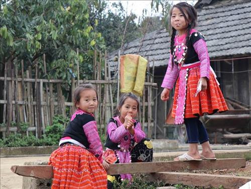 Trẻ em dân tộc Mông ở thị trấn Nông trường Mộc Châu, huyện Mộc Châu, tỉnh Sơn La, chơi trò bập bênh. Ảnh: Nguyễn Cường - TTXVN. Trẻ em dân tộc Mông ở thị trấn Nông trường Mộc Châu, huyện Mộc Châu, tỉnh Sơn La, chơi trò bập bênh. Ảnh: Nguyễn Cường - TTXVN.