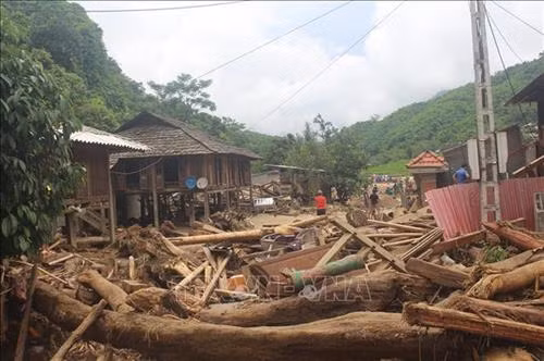Cảnh tượng tan hoang, đổ nát sau đợt lũ quét tại bản Sa Ná (Thanh Hóa). Ảnh: Khiếu Tư-TTXVN