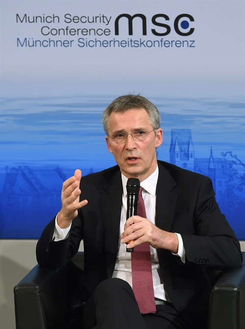 Tổng thư ký Tổ chức Hiệp ước Bắc Đại Tây Dương (NATO) Jens Stoltenberg phát biểu tại Hội nghị an ninh Munich (Đức) ngày 13/2. AFP/TTXVN