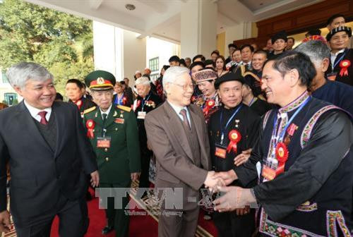 Tổng Bí thư Nguyễn Phú Trọng với các đại biểu người có uy tín, nhân sĩ trí thức, doanh nhân dân tộc thiểu số tiêu biểu toàn quốc. Ảnh: Trí Dũng-TTXVN.
