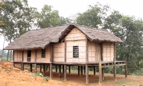 Ngôi nhà truyền thống của người Ơ Đu.