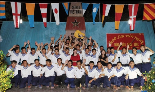 Các chiến sĩ trên đảo Sơn Ca tham gia giao lưu văn nghệ mừng Đảng, mừng xuân mới Các chiến sĩ trên đảo Sơn Ca tham gia giao lưu văn nghệ mừng Đảng, mừng xuân mới