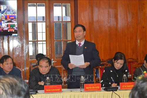 Giám đốc Sở Y tế Nguyễn Văn Tuyến báo cáo nhanh hoạt động phòng, chống dịch bệnh viêm đường hô hấp cấp do virut Corona mới gây ra tại buổi họp. Ảnh: Đức Tưởng - TTXVN