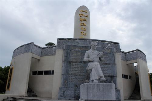 Bức tượng nhạc sĩ Cao Văn Lầu