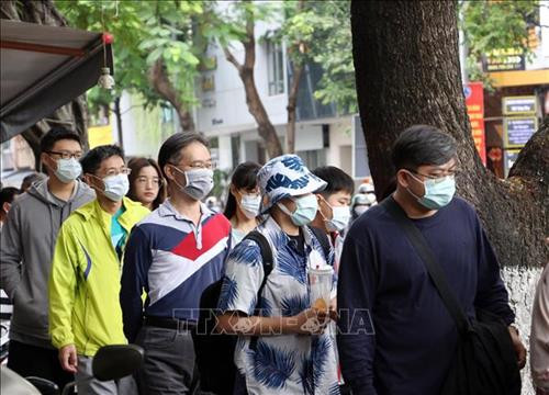 Khách quốc tế chủ động sử dụng khẩu trang để phòng chống dịch nCoV khi đến tham quan các điểm du lịch công cộng tại Đà Nẵng. Ảnh: Trần Lê Lâm - TTXVN