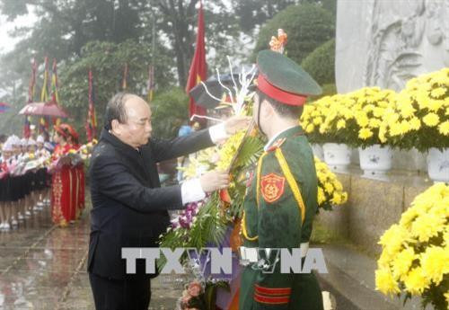 Thủ tướng Nguyễn Xuân Phúc dâng hoa tại bức phù điêu có hình tượng "Chủ tịch Hồ Chí Minh nói chuyện với Đại đoàn quân Tiên phong năm 1954". Ảnh: Lâm Khánh -TTXVN Thủ tướng Nguyễn Xuân Phúc dâng hoa tại bức phù điêu có hình tượng "Chủ tịch Hồ Chí Minh nói chuyện với Đại đoàn quân Tiên phong năm 1954". Ảnh: Lâm Khánh -TTXVN
