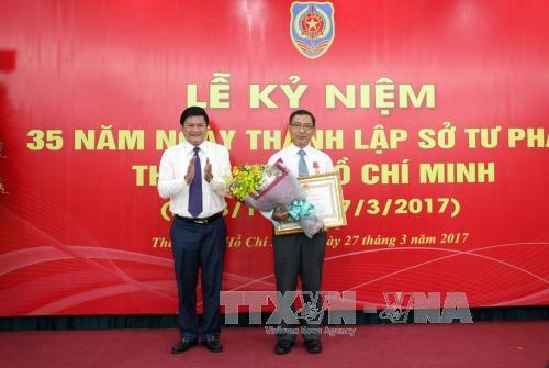 Thừa ủy quyền Chủ tịch nước, ông Huỳnh Cách Mạng, Phó Chủ tịch UBND Thành phố Hồ Chí Minh trao Huân chương Lao động hạng Ba cho ông Hà Phước Tài, nguyên Phó Giám đốc Sở Tư pháp Thành phố Hồ Chí Minh. Ảnh: Mạnh Linh-TTXVN