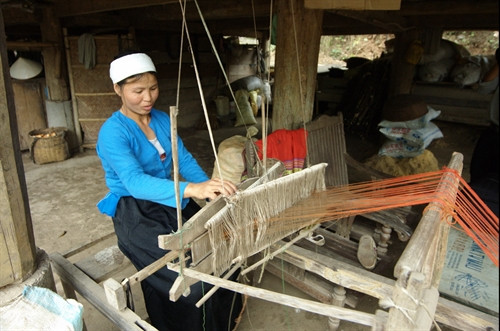 Một số gia đình người Mường trong bản hiện vẫn còn giữ được nghề dệt thổ cẩm Một số gia đình người Mường trong bản hiện vẫn còn giữ được nghề dệt thổ cẩm
