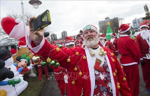 Hàng nghìn ông già Noel tham gia cuộc thi chạy thường niên tại Budapest, Hungary ngày 2/12/2018. Ảnh: THX/ TTXVN Khoảng 30 Ông già Noel tham gia diễu hành trên xe máy tại Zurich, Thụy Sĩ ngày 2/12/2018. Ảnh: THX/ TTXVN Hơn 500 Ông già Noel tham gia cuộc thi chạy thường niên tại Ontario, Canada ngày 25/11/2018. Ảnh: THX/ TTXVN Màn biểu diễn dưới nước của Ông già Noel tại Công viên Hải dương học Sunshine ở thủ đô Tokyo, Nhật Bản ngày 10/11/2018. Ảnh: Kyodo/ TTXVN Các Ông già Noel tham gia diễu hành tại Toronto, Canada ngày 18/11/2018. Ảnh: THX/ TTXVN Hàng nghìn ông già Noel tham gia cuộc thi chạy thường niên tại Budapest, Hungary ngày 2/12/2018. Ảnh: THX/ TTXVN Khoảng 30 Ông già Noel tham gia diễu hành trên xe máy tại Zurich, Thụy Sĩ ngày 2/12/2018. Ảnh: THX/ TTXVN Hơn 500 Ông già Noel tham gia cuộc thi chạy thường niên tại Ontario, Canada ngày 25/11/2018. Ảnh: THX/ TTXVN Màn biểu diễn dưới nước của Ông già Noel tại Công viên Hải dương học Sunshine ở thủ đô Tokyo, Nhật Bản ngày 10/11/2018. Ảnh: Kyodo/ TTXVN Các Ông già Noel tham gia diễu hành tại Toronto, Canada ngày 18/11/2018. Ảnh: THX/ TTXVN
