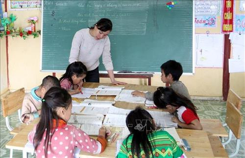 Giờ học của học sinh ghép lớp 2 và 3 tại điểm trường Séo Trung Hồ Mông, xã Bản Hồ (Sa Pa). Ảnh: Quốc Khánh - TTXVN Giờ học của học sinh ghép lớp 2 và 3 tại điểm trường Séo Trung Hồ Mông, xã Bản Hồ (Sa Pa). Ảnh: Quốc Khánh - TTXVN