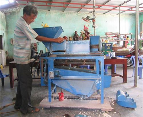 Ông Thái Văn Âu với máy “3 trong 1” có thể tách vỏ ngô, đậu, tuốt lúa. Ảnh: Nguyễn Thành – TTXVN Ông Thái Văn Âu với máy “3 trong 1” có thể tách vỏ ngô, đậu, tuốt lúa. Ảnh: Nguyễn Thành – TTXVN
