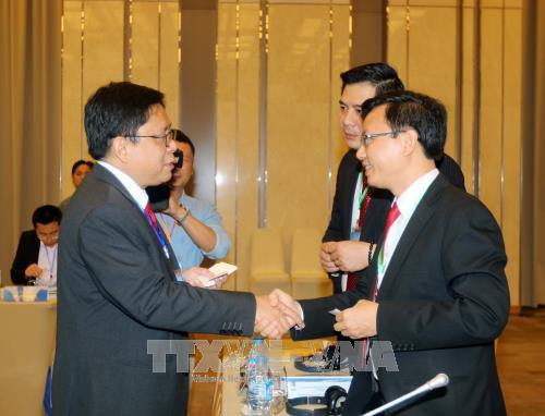 Các đại biểu trao đổi bên lề hội thảo. Ảnh: Thanh Vũ-TTXVN