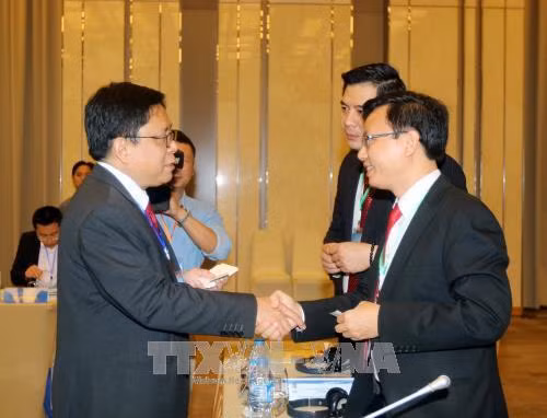 Các đại biểu trao đổi bên lề hội thảo. Ảnh: Thanh Vũ-TTXVN