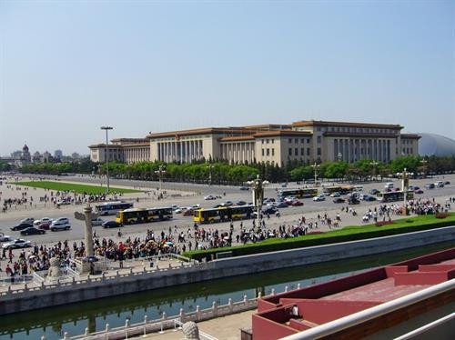 Thiên An Môn là quảng trường lớn nằm ở trung tâm Thủ đô Bắc Kinh, Trung Quốc. Tên của nơi này có nghĩa là “cánh cổng thiên đường bình an”, được đặt theo tên cổng phía bắc của Tử Cấm Thành, được xây dựng năm 1417 dưới thời nhà Minh. Ảnh: Bayubuanatravel. Đây là nơi tập trung nhiều công trình kiến trúc có ý nghĩa lịch sử, văn hóa như tháp Thiên An Môn, đài tưởng niệm anh hùng nhân dân, hội trường Nhân dân, lăng Mao Trạch Đông. Ảnh: Sonnyphotos. Phía bắc của quảng trường là tháp Thiên An Môn, dài 66 m, rộng 37 m và cao 32 m. Ban đầu, tháp là công trình bằng gỗ cao 3 tầng, là nơi tổ chức lễ đăng cơ của hoàng đế. Ảnh: Kasperskycontenthub. Sau nhiều lần bị phá hủy vì chiến tranh, hỏa hoạn, tháp được xây dựng lại vào năm 1970 và giữ nguyên kiến trúc đến nay. Ảnh: Grahamdigital. 5 cây cầu bằng đá cẩm thạch trắng là lối đi vào 5 cổng vòm ở tháp Thiên An Môn. Cây cầu lớn nhất nằm ở giữa dành cho nhà vua, 4 cầu còn lại đi vào 4 cổng nhỏ hơn dành cho các quan đại thần. Cho đến năm 1911, khi triều đại phong kiến cuối cùng kết thúc, chỉ hoàng gia và các quan đại thần mới được phép vào trong tháp. Ảnh: wallpaperweb. Ở phía trước tháp đặt hai cột đá, mỗi cột cao 10m, nặng 10 tấn, chạm khắc hình rồng và nhiều tượng đá sư tử. Sư tử được đặt trước cổng tháp với ý nghĩa trừ tà ma. Ảnh: Sonnyphotos. Đài tưởng niệm anh hùng nhân dân cao 37,94 m, nằm ở trung tâm của quảng trường Thiên An Môn, được xây dựng bằng đá granit vào năm 1952, khắc tên những anh hùng có công trong lịch sử Trung Quốc. Ảnh: Panoramio. Phía tây quảng trường là hội trường Nhân dân, được xây dựng năm 1959, là địa điểm tổ chức các cuộc họp Quốc hội Trung Quốc và các hoạt động chính trị, ngoại giao khác. Ảnh: Panoramio. Là một địa điểm công cộng thu hút đông người, khắp nơi trong Quảng trường Thiên An Môn đều gắn máy quay an ninh và có cảnh sát đứng gác. Ảnh: Sonnyphotos. Lăng Chủ tịch Mao Trạch Đông nằm ở phía nam quảng trường. Theo quy định, khi vào thăm lăng, du khách cần cởi bỏ mũ, túi xách, để điện thoại di động, các thiết bị ghi âm chụp hình bên ngoài. Ảnh: Thebeijinger. Một địa điểm hấp dẫn du khách khác ở quảng trường Thiên An Môn là bảo tàng Quốc gia Trung Quốc. Bảo tàng được khánh thành năm 2003, là sự kết hợp của bảo tàng Lịch sử và bảo tàng Cách mạng Trung Quốc. Bên trong trưng bày hàng nghìn vật thể, hình ảnh, sách và mô hình thể hiện cho sự phát triển lịch sử của quốc gia này. Ảnh: Sonnyphotos. Với tổng diện tích lên đến 440.000 m2, quảng trường Thiên An Môn được đánh giá là một trong những quảng trường lớn nhất thế giới. Sự hấp dẫn của nó không đến từ quy mô hay kiến trúc mà đến từ bề dày lịch sử 600 năm cùng các công trình có ý nghĩa văn hóa lịch sử xung quanh. Ảnh: Staticflickr. Quảng trường là nơi diễn ra nhiều dấu mốc lịch sử quan trọng của Trung Quốc. Ngày nay, đây cũng là nơi tổ chức nhiều sự kiện văn hóa chính trị lớn. Mỗi ngày, quảng trường đón nhận hàng nghìn lượt du khách đến thăm và tìm hiểu lịch sử. Ảnh: KMBU. Cùng với Tử Cấm Thành, quảng trường Thiên An Môn là địa điểm mà bạn không nên bỏ lỡ nếu đến du lịch Trung Quốc. Ảnh: Staticflickr.