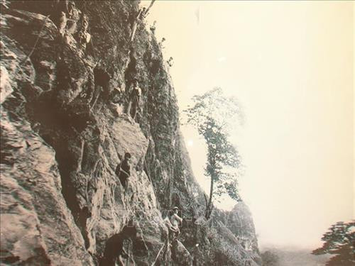 Công nhân đục choòng mở lỗ mìn phá đá ở Lũng Cẩm, Sà Phìn, Đồng Văn (1963). Ảnh: Tư liệu/TTXVN phát Công nhân đục choòng mở lỗ mìn phá đá ở Lũng Cẩm, Sà Phìn, Đồng Văn (1963). Ảnh: Tư liệu/TTXVN phát