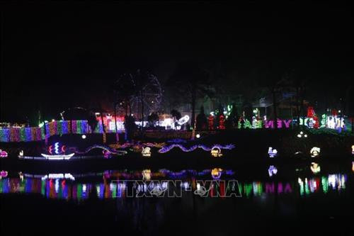 Vũ điệu ánh sáng tại Chương trình Trưng bày ánh sáng nghệ thuật. Ảnh: Việt Dũng - TTXVN Vũ điệu ánh sáng tại Chương trình Trưng bày ánh sáng nghệ thuật. Ảnh: Việt Dũng - TTXVN
