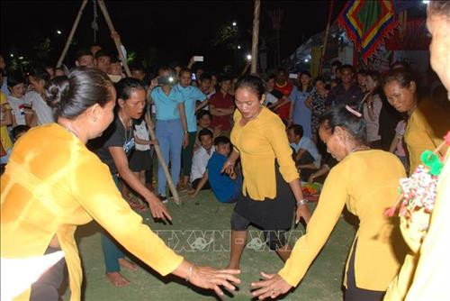 Biểu diễn hát múa tập thể trong ngày khai mạc. Ảnh: K GỬIH -TTXVN Trao cờ lưu niệm cho các đoàn tham dự liên hoan trong lễ khai mạc. Ảnh: K GỬIH -TTXVN Đại biểu tham quan các gian trưng bày sản phẩm dân tộc truyền thống trong ngày khai mạc. Ảnh: K GỬIH -TTXVN Biểu diễn múa dân tộc truyền thống trong ngày khai mạc. Ảnh: K GỬIH -TTXVN Biểu diễn hát múa tập thể trong ngày khai mạc. Ảnh: K GỬIH -TTXVN Trao cờ lưu niệm cho các đoàn tham dự liên hoan trong lễ khai mạc. Ảnh: K GỬIH -TTXVN Đại biểu tham quan các gian trưng bày sản phẩm dân tộc truyền thống trong ngày khai mạc. Ảnh: K GỬIH -TTXVN Biểu diễn múa dân tộc truyền thống trong ngày khai mạc. Ảnh: K GỬIH -TTXVN