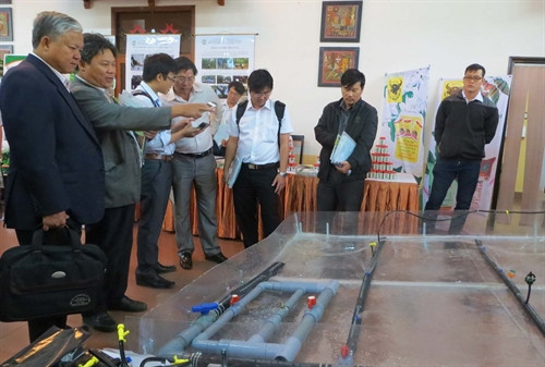 Mô hình tưới tiết kiệm và phân hòa tan của Doanh nghiệp Nhựa nông nghiệp Nguyễn Tân (Đắk Lắk) được giới thiệu tại hội thảo Mô hình tưới tiết kiệm và phân hòa tan của Doanh nghiệp Nhựa nông nghiệp Nguyễn Tân (Đắk Lắk) được giới thiệu tại hội thảo