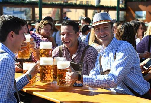 Du khách thưởng thức bia tại lễ hội bia Oktoberfest ở Munich, Đức, ngày 21/9/2019. Ảnh: THX/ TTXVN Các loại bia được giới thiệu tại lễ hội bia Oktoberfest ở Munich, Đức, ngày 21/9/2019. Ảnh: THX/ TTXVN