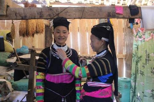 Xóm Nà Van, xã Hồng Trị, huyện Bảo Lạc có khoảng 70 nóc nhà dựa lưng vào núi. Mấy năm gần đây được sự quan tâm đầu tư của Đảng, Nhà nước, đời sống của bà con Lô Lô xóm Nà Van được cải thiện đáng kể. Người phụ nữ Lô Lô xóm Nà Van ai cũng biết se tơ, dệt vải. Trang phục truyền thống của người Lô Lô. Trang phục nam giới Lô Lô đơn giản hơn, màu đen cài khuy ngang, quần ống rộng gần giống quần áo của người Tày, Nùng. Ngày Tết, mọi người quây quần bên bếp lửa, chuẩn bị mâm cơm cúng tổ tiên. Sáng mùng 1 Tết, người đàn ông lớn tuổi trong gia đình sửa soạn bàn thờ mời tổ tiên về đón Tết cùng gia đình. Khách đến chơi nhà được người Lô Lô đón tiếp nồng hậu. Ngày Tết, mọi người khi gặp nhau đều gửi lời chúc phúc cho nhau bằng những làn điệu dân ca mượt mà, sâu lắng. Xóm Nà Van, xã Hồng Trị, huyện Bảo Lạc có khoảng 70 nóc nhà dựa lưng vào núi. Mấy năm gần đây được sự quan tâm đầu tư của Đảng, Nhà nước, đời sống của bà con Lô Lô xóm Nà Van được cải thiện đáng kể. Người phụ nữ Lô Lô xóm Nà Van ai cũng biết se tơ, dệt vải. Trang phục truyền thống của người Lô Lô. Trang phục nam giới Lô Lô đơn giản hơn, màu đen cài khuy ngang, quần ống rộng gần giống quần áo của người Tày, Nùng. Ngày Tết, mọi người quây quần bên bếp lửa, chuẩn bị mâm cơm cúng tổ tiên. Sáng mùng 1 Tết, người đàn ông lớn tuổi trong gia đình sửa soạn bàn thờ mời tổ tiên về đón Tết cùng gia đình. Khách đến chơi nhà được người Lô Lô đón tiếp nồng hậu. Ngày Tết, mọi người khi gặp nhau đều gửi lời chúc phúc cho nhau bằng những làn điệu dân ca mượt mà, sâu lắng.