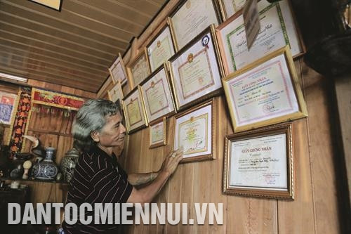 Già làng Bh'riu Pố đã dành nhiều tâm huyết truyền dạy điêu khắc cho thế hệ trẻ người Cơ-tu. Ảnh: Nam Sương Già làng Bh’ríu Pố với những tác phẩm điêu khắc được trang trí ở nhà Gươl thôn Arớh, xã Lăng, huyện Tây Giang. Ảnh: Nam Sương Già làng Bh’ríu Pố đã nhận được nhiều bằng khen và giấy khen của huyện Tây Giang và tỉnh Quảng Nam vì những đóng góp cho việc bảo tồn, gìn giữ văn hóa truyền thống của người Cơ-tu. Ảnh: Nam Sương Già làng Bh'riu Pố đã dành nhiều tâm huyết truyền dạy điêu khắc cho thế hệ trẻ người Cơ-tu. Ảnh: Nam Sương Già làng Bh’ríu Pố với những tác phẩm điêu khắc được trang trí ở nhà Gươl thôn Arớh, xã Lăng, huyện Tây Giang. Ảnh: Nam Sương Già làng Bh’ríu Pố đã nhận được nhiều bằng khen và giấy khen của huyện Tây Giang và tỉnh Quảng Nam vì những đóng góp cho việc bảo tồn, gìn giữ văn hóa truyền thống của người Cơ-tu. Ảnh: Nam Sương